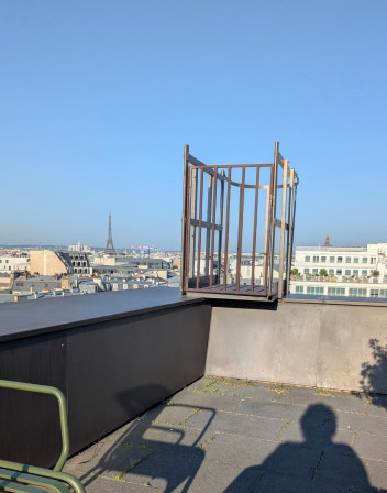 Au loin la Tour Eiffel et mon ombre de femme de l'ombre.