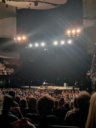 Nick Cave et Colin Greenwood sur la scène de la Philharmonie de Paris.