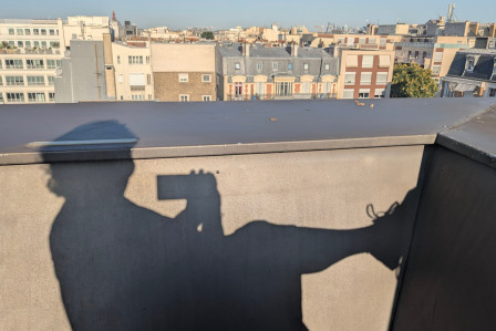 Mon ombre le matin quand je prends mon café en regardant les toits de Paris