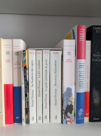 Une série de livres sur une de mes étagères, dont la saga Malaussène de Daniel Pennac.