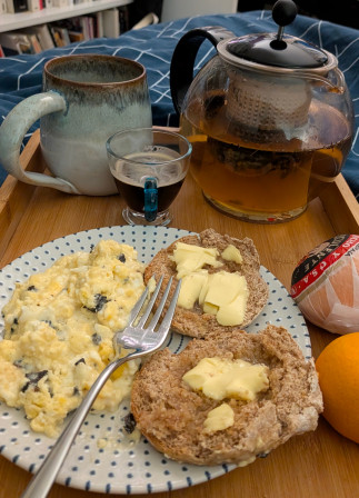 Du thé, du café, des clémentines, un muffin et des œufs brouillés à la truffe sur le plateau de mon petit déj.