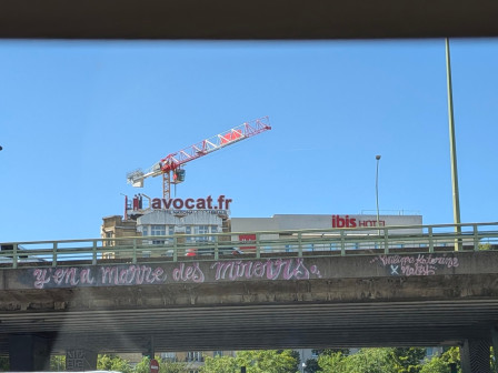 '"Y en a marre des miroirs" tagué sur un pont au dessus de la porte de CLichy