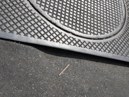 La putain de plaque d'égout sur laquelle ma cheville a tourné. Oui je suis retournée sur les lieux du crime. On ne voit pas bien comme ça mais il y a quasi deux centimètres de décalage entre la plaque et la cuvette dans le sol qui a accueilli ma maléole. C'est donc : pas moi le problème.