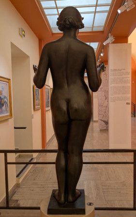 Ici une statue du musée de l'Annonciade qui a résolu le problème en étant à poil (de dos, sur la photo)