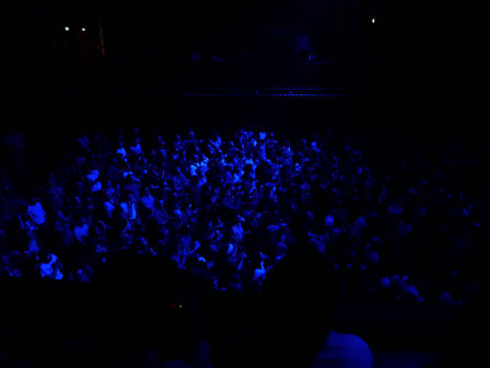 Le public dans une lumière bleutée