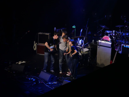 The Western Cowboys rassemblés tête contre tête pour une chanson.