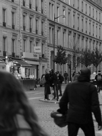 Un couple qui s'embrasse au coin de la rue d'Amsterdam, vue entre les passants qui me passaient devant.