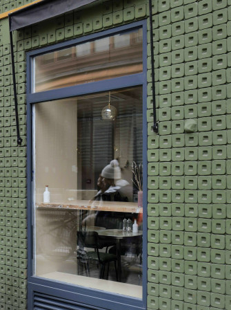 Le reflet d'une dame dans une vitrine