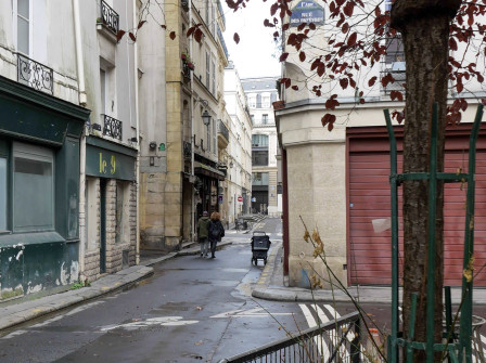 Des piétons au croisement de la rue des orfèvres.