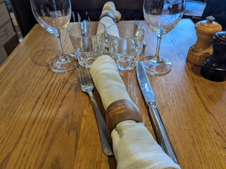 Le rond de serviette avec la serviette bien épaisse de notre nouvelle cantine.